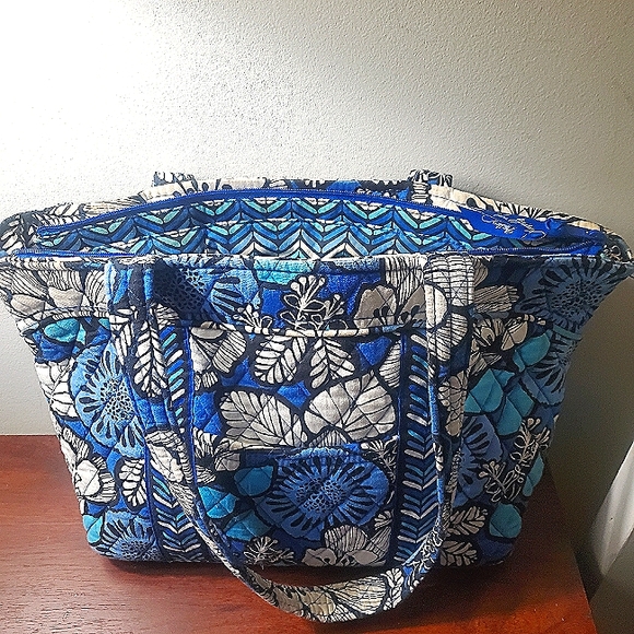 Vera Bradley Tote - Picture 3 of 6